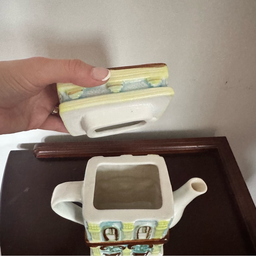 "THE GRANDHOTEL CERAMIC LIDDED TEAPOT", Collectable and Hand Painted - Picture 5 of 6